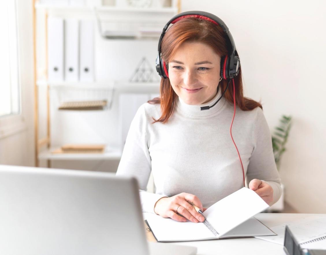 Espacio de trabajo con análisis financiero y documentos presupuestarios